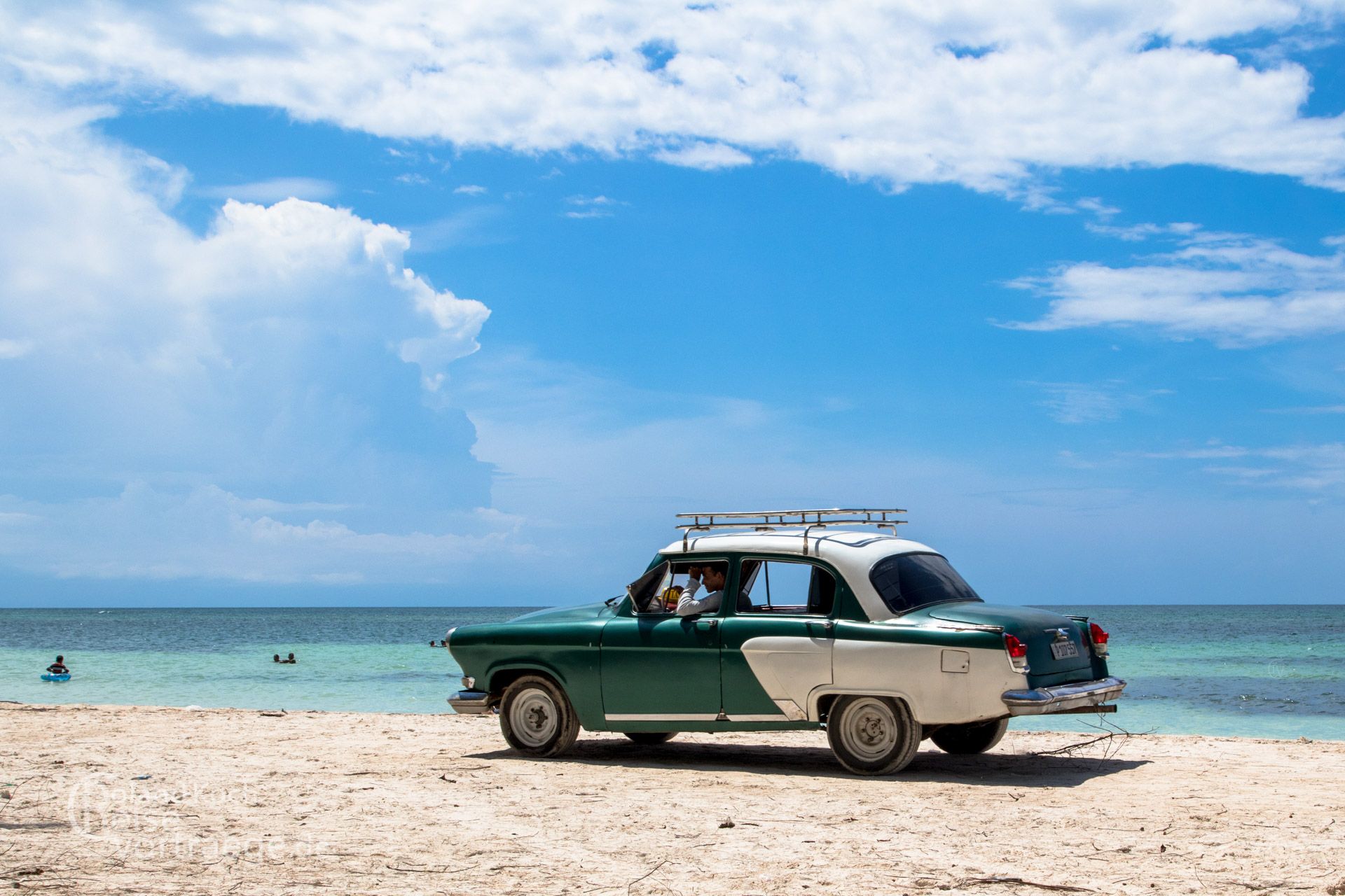 Kuba, Cajo Jutias, Oldtimer Taxi am Strand